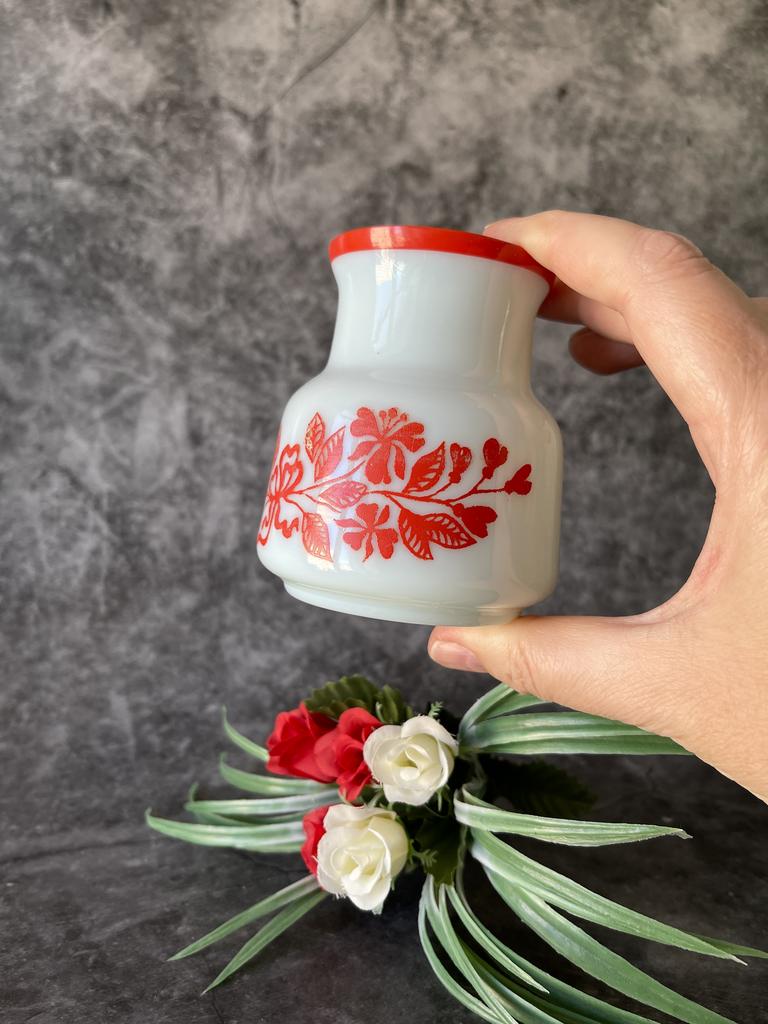 Миниатюрная вазочка из молочного стекла  с росписью. СССР