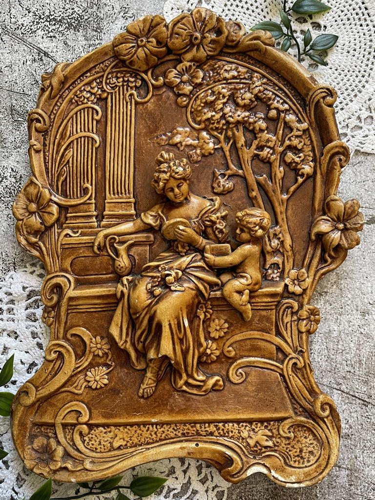 1979 г. Гипсовое объемное панно «Материнство»