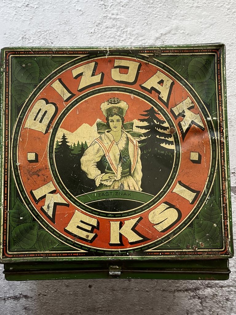 Старинная большая жестяная коробка