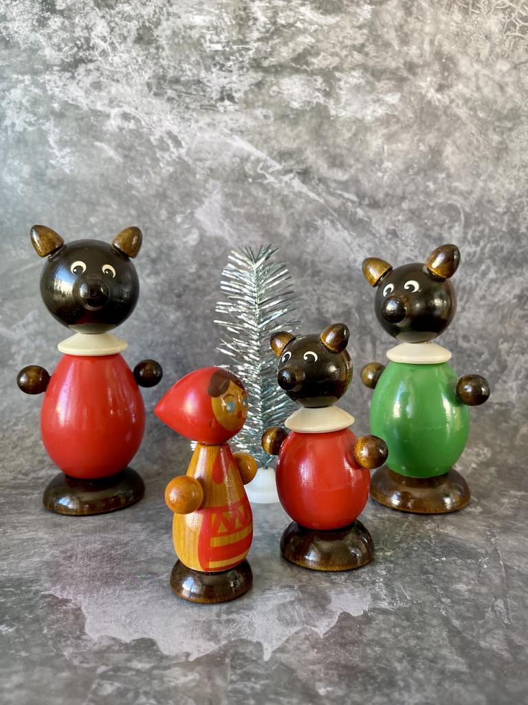 набор деревянных пирамидок - персонажей сказки «Маша и медведи»