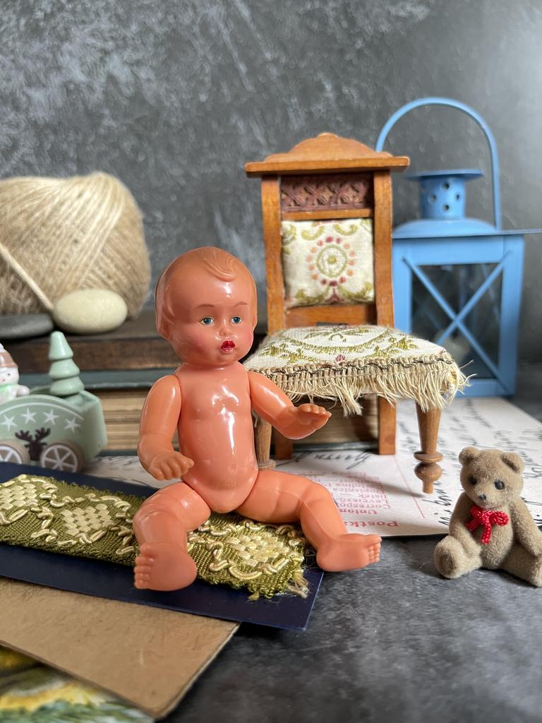 Старинный редкий пупсик из колкого пластика