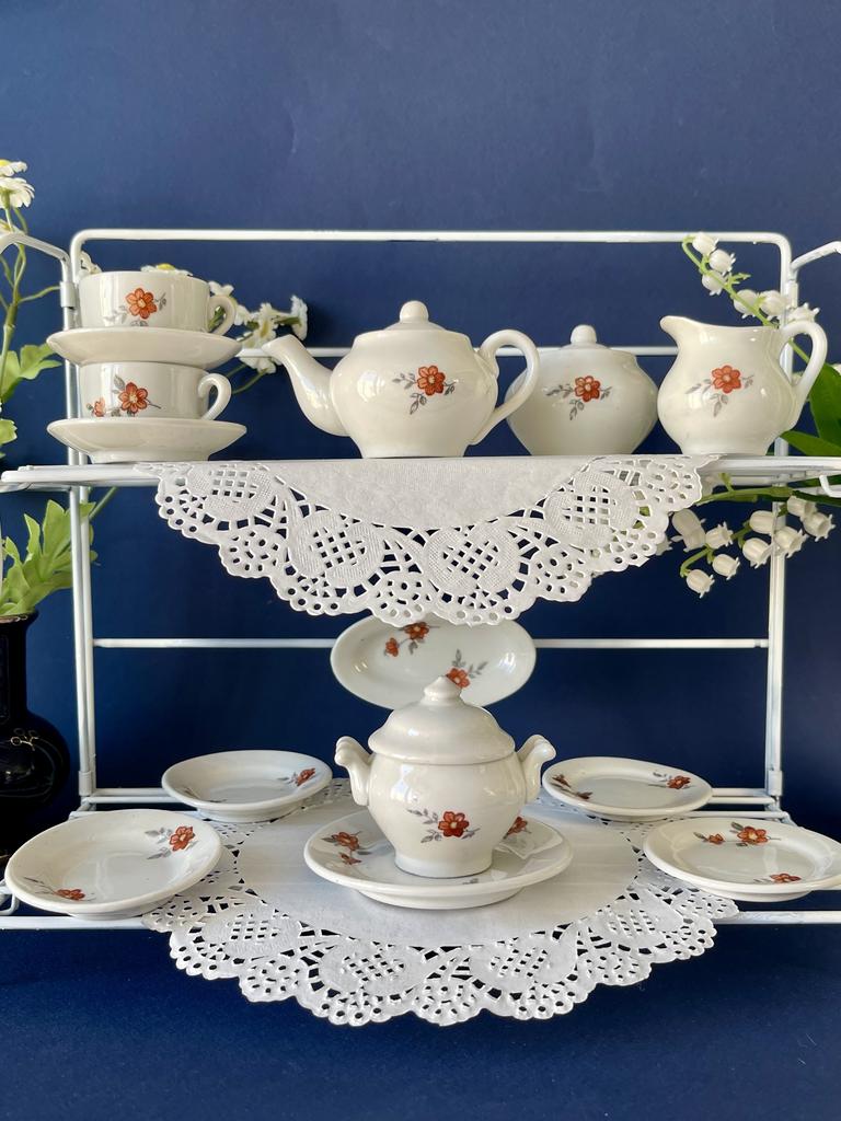 Комплект из двух фарфоровых кукольных сервизов