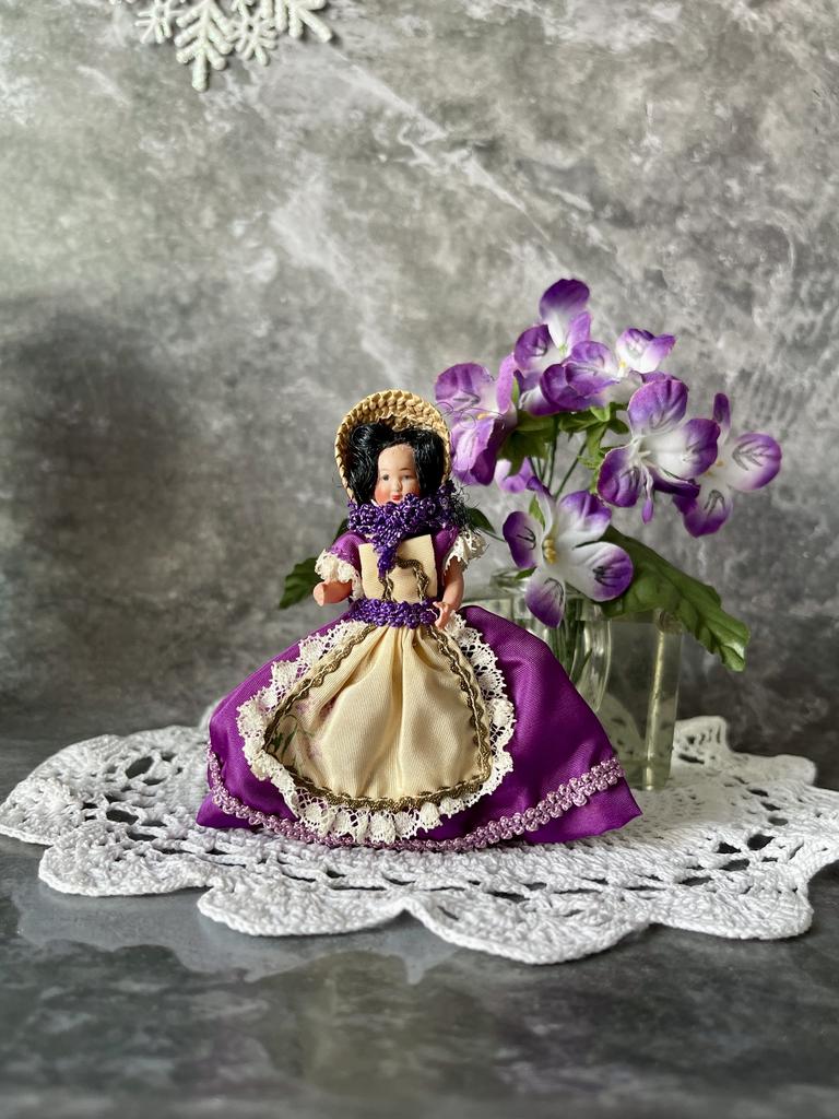 Старинная французская куколка Petitcollin в национальном костюме Тулузы