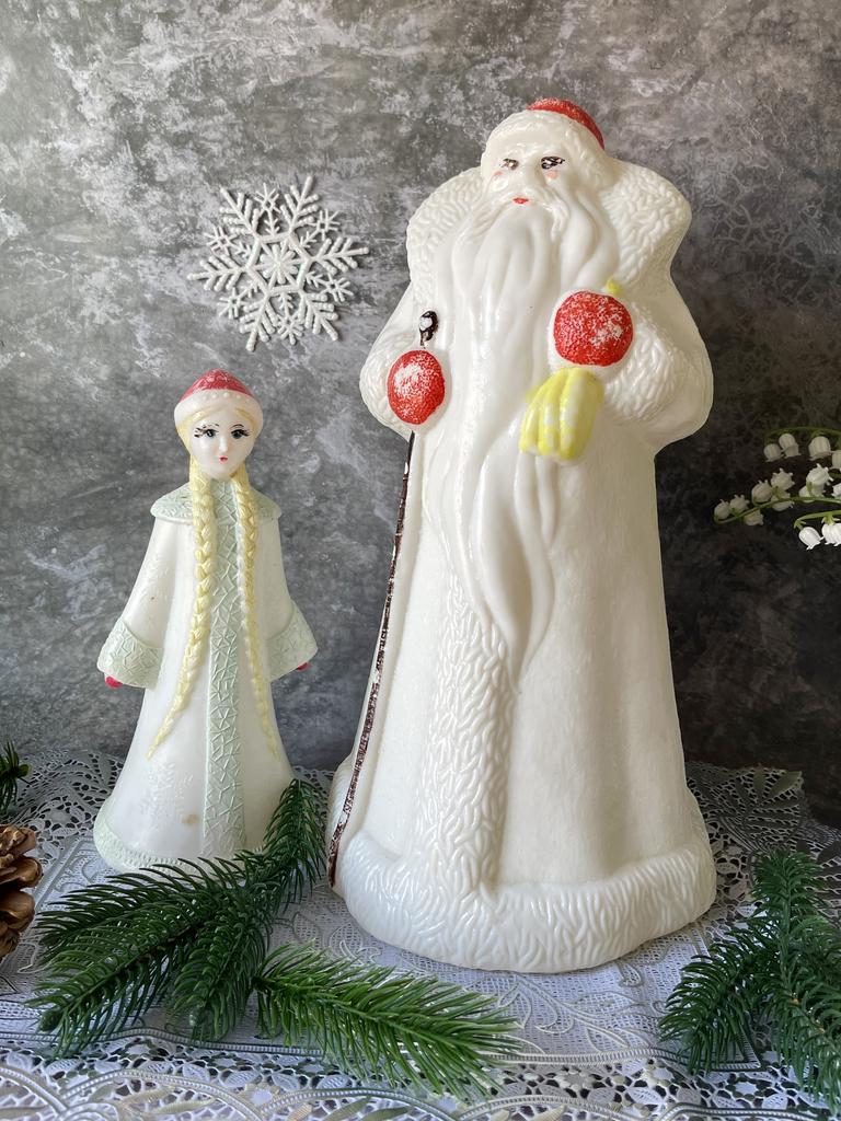 Советские полиэтиленовые  Дед Мороз и Снегурочка  У Снегурочки на носу тонкий прокол, как от иголки Размеры 22 и 33 см