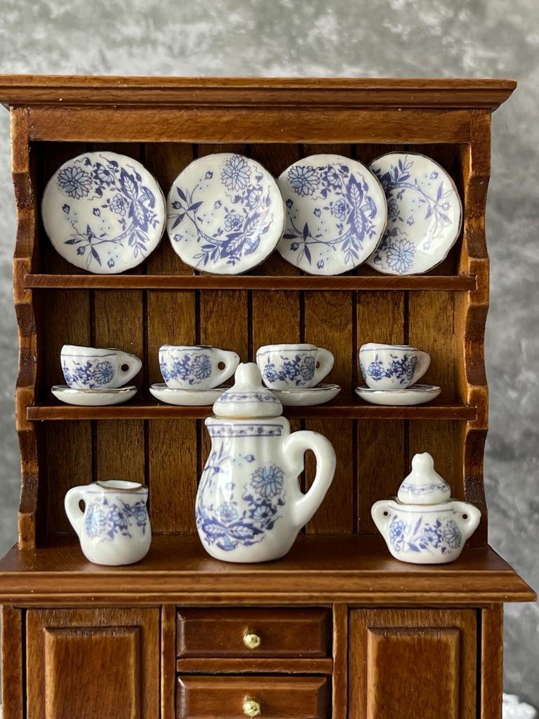 Фарфоровый кукольный сервизик в бело-синей классике