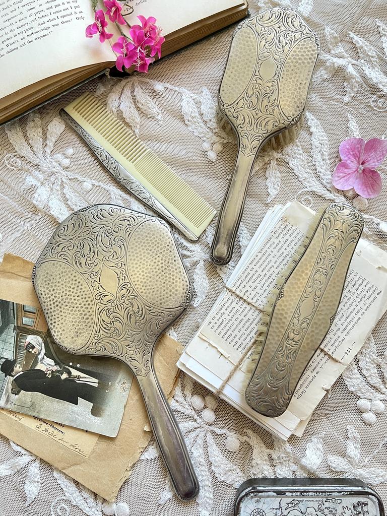 старинный набор для дамского туалетного столика