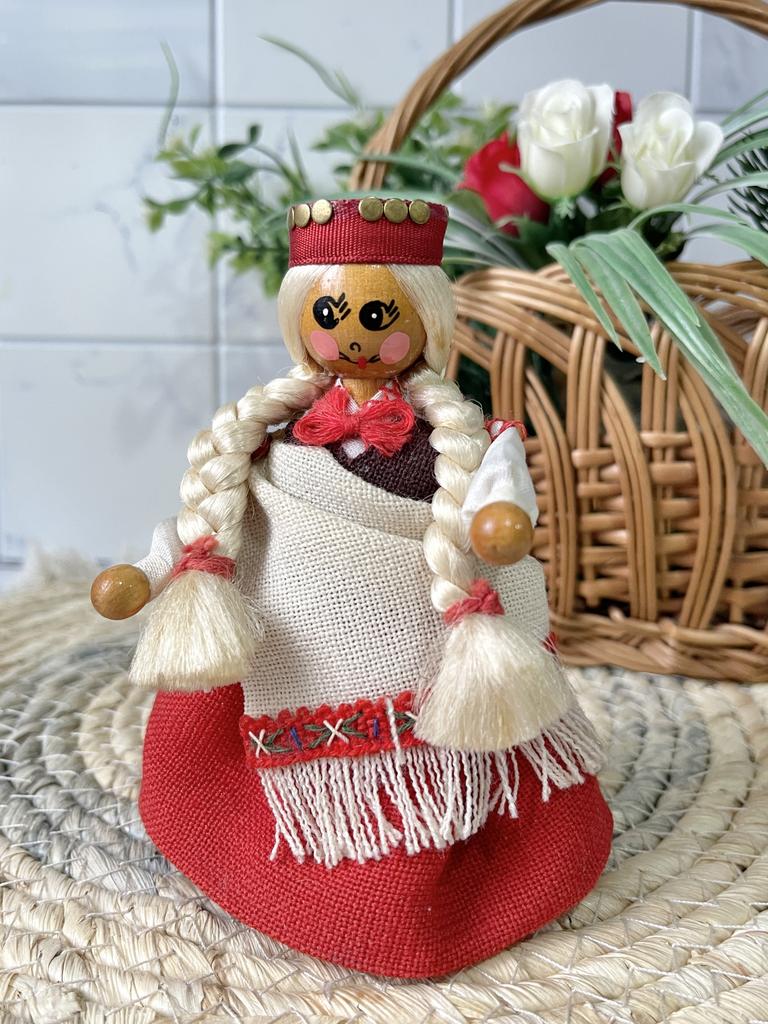 Деревянная сувенирная куколка