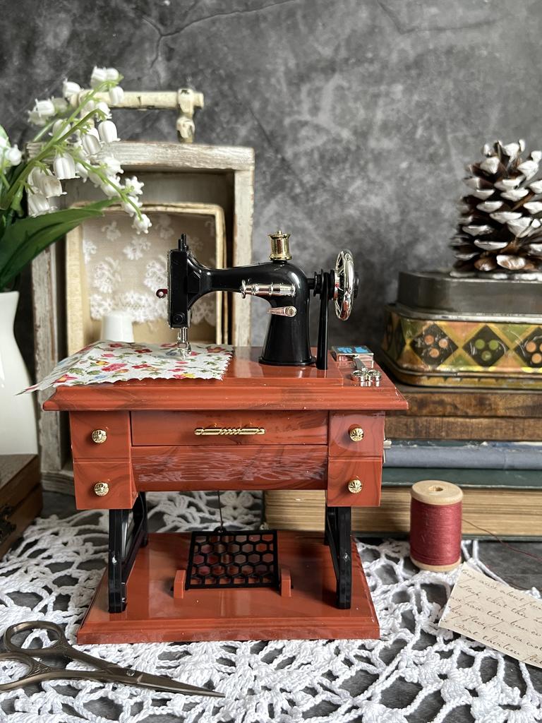 Миниатюрная музыкальная шкатулка в винтажном ретро стиле