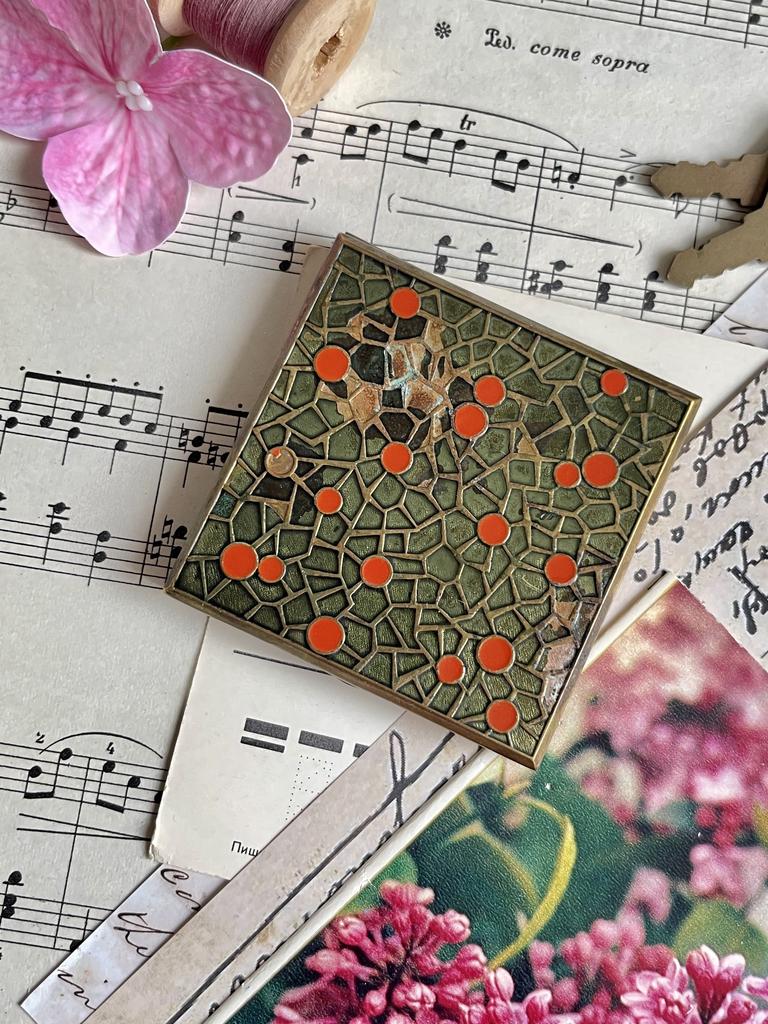 советская пудреница Ленинградского завода «Ленэмальер»