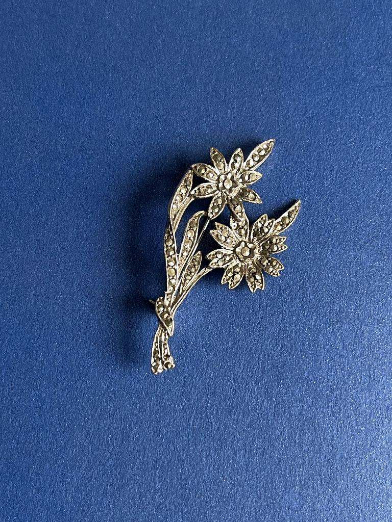 Красивая винтажная брошь, Англия