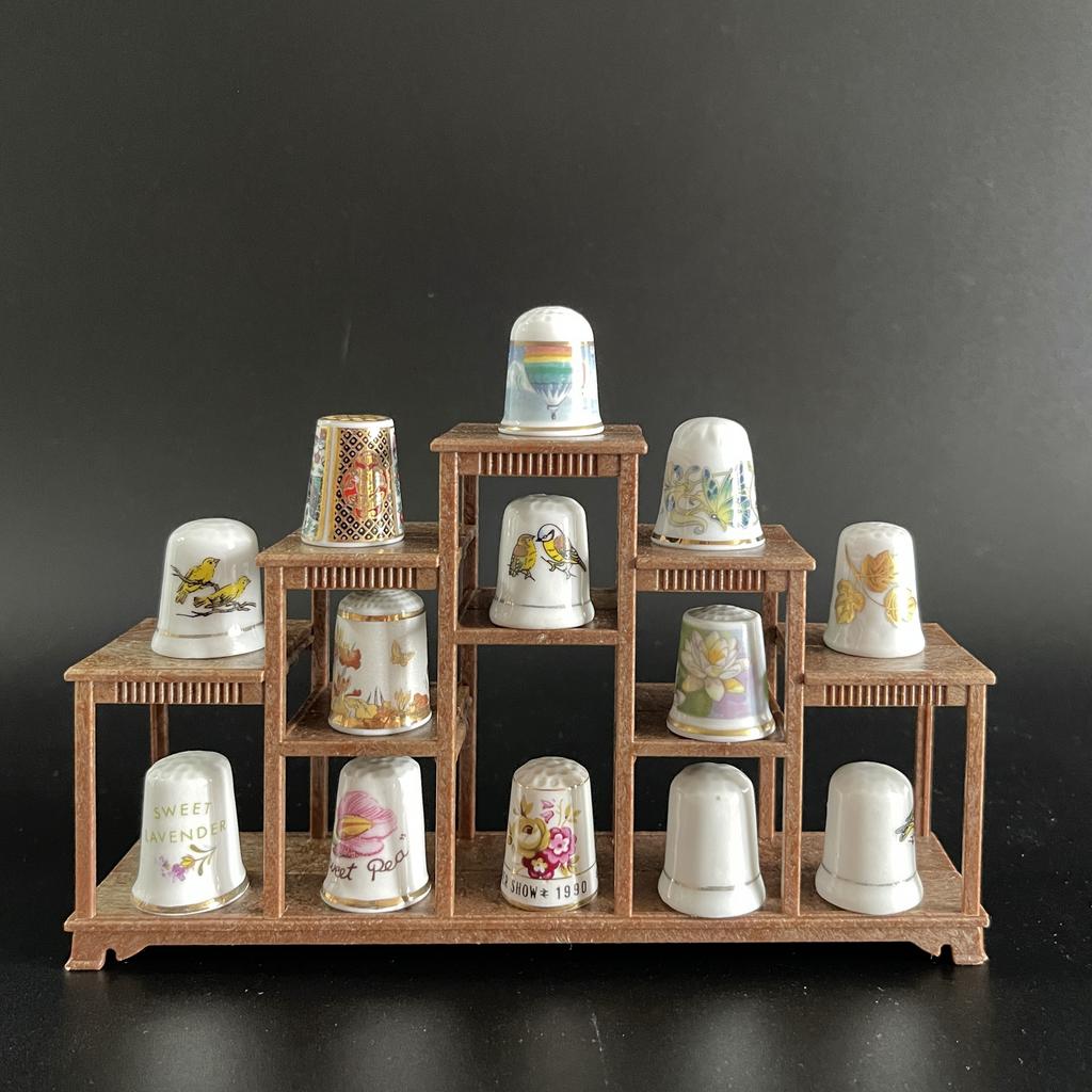 Стеллаж полочка витрина стенд. Для наперстков или другой миниатюры