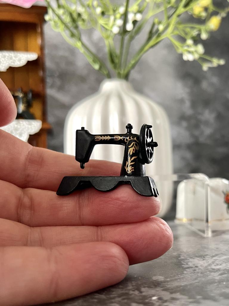 Кукольная швейная машинка