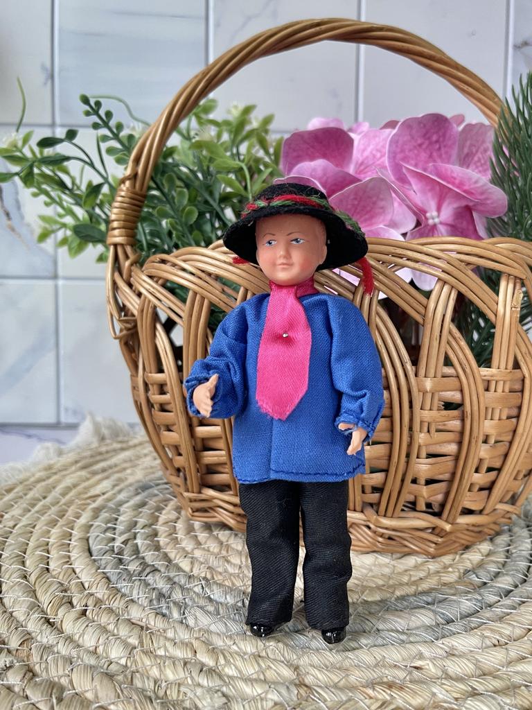 Французская старинная куколка в национальной одежде региона Лимузен