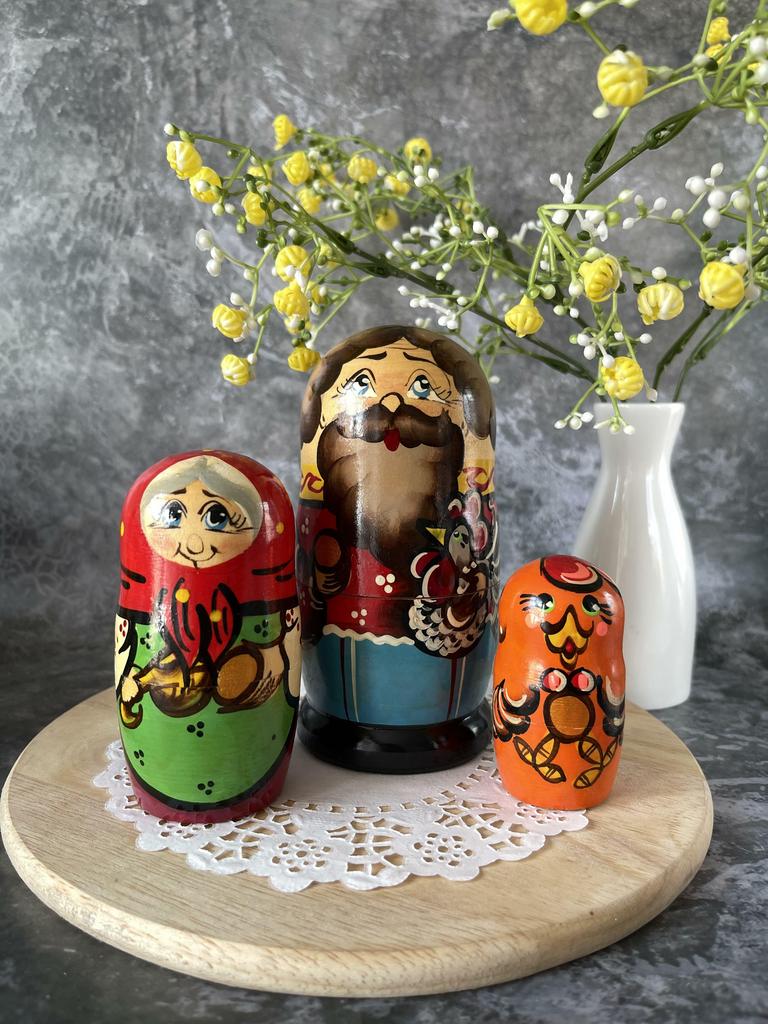 Курочка Ряба и дед с бабкой  Три деревянных матрешки