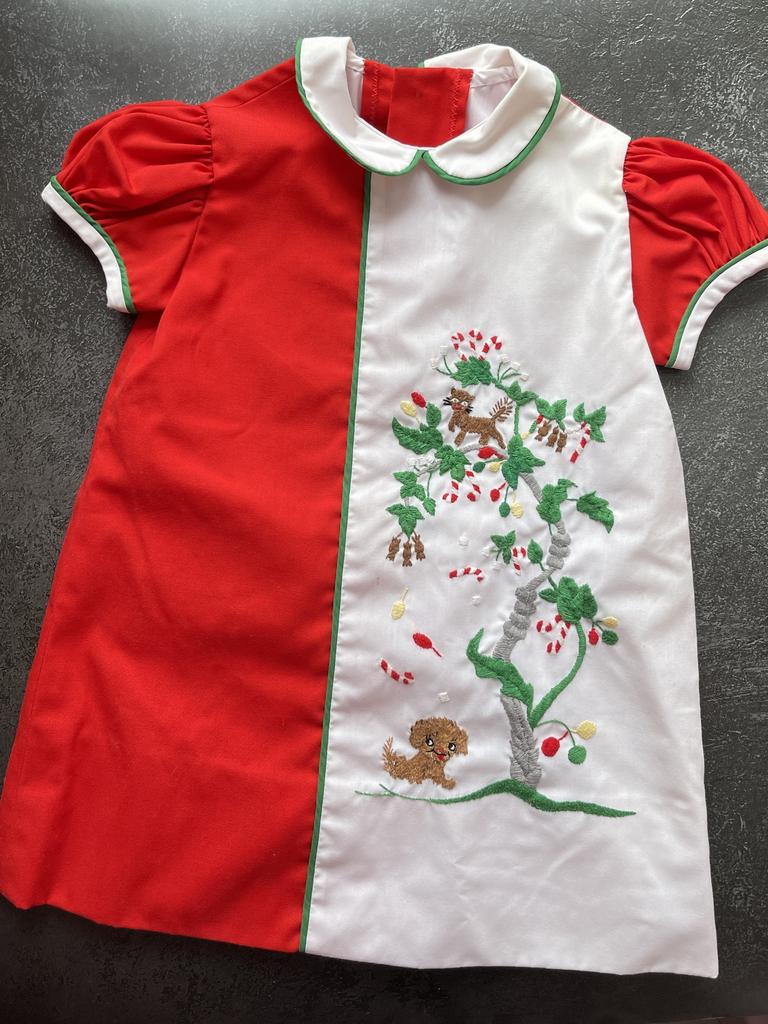 Детское платье из плотной яркой ткани с вышивкой