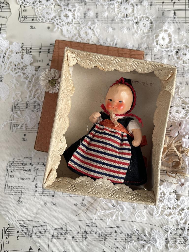 Крохотная керамическая куколка-пупсик Hertwig