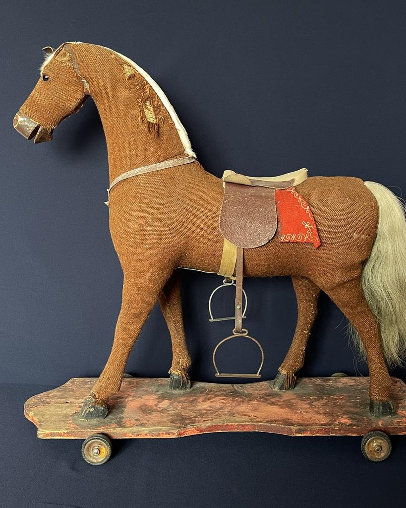 Крупный старинный конь-каталка; Германия