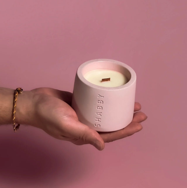 ГРУША С КАПЕЛЬКОЙ ФРЕЗИИ АРОМАСВЕЧА В БЕТОНЕ SHABBY CANDLE 250МЛ