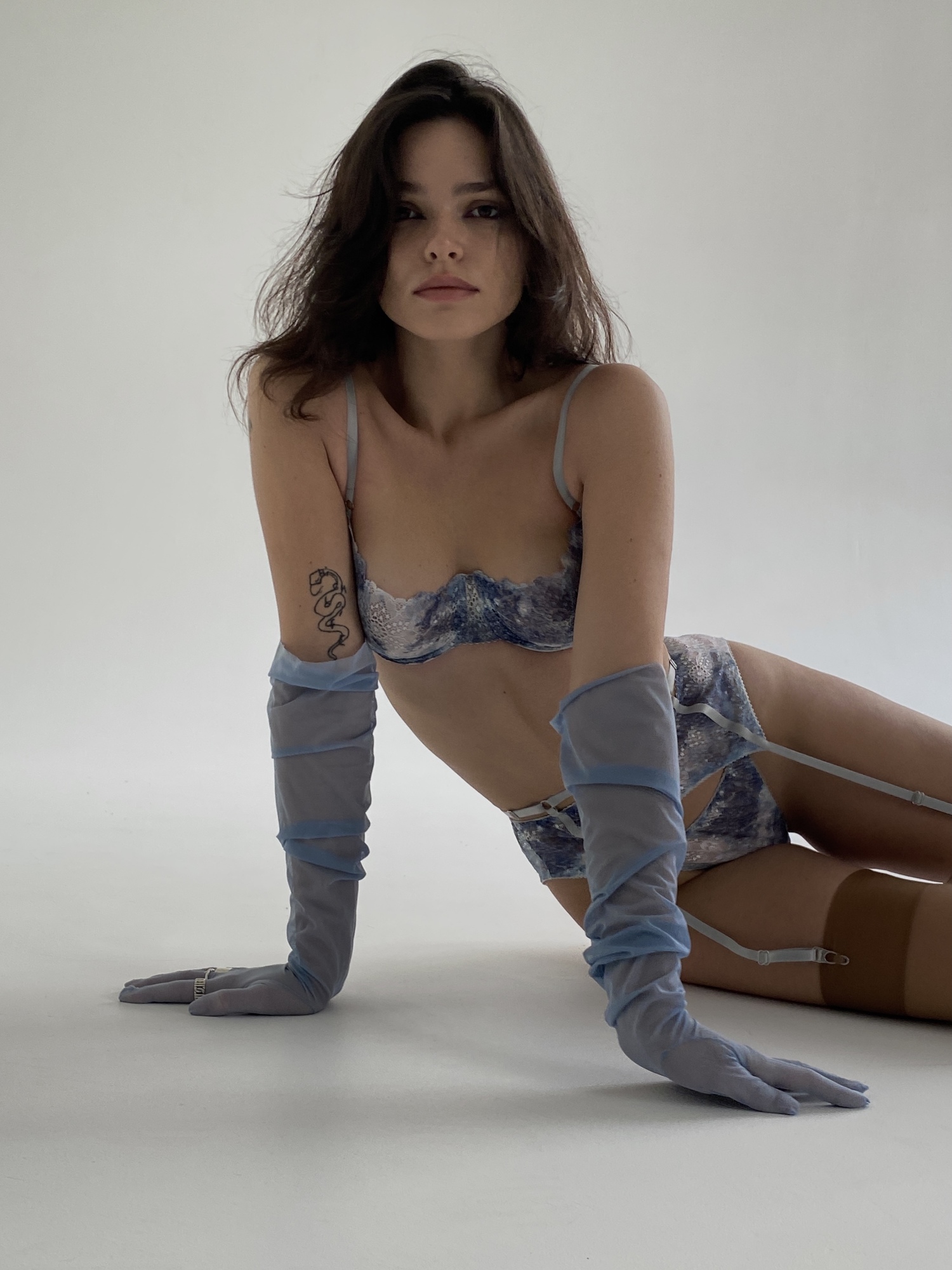 перчатки из сетки в голубом цвете