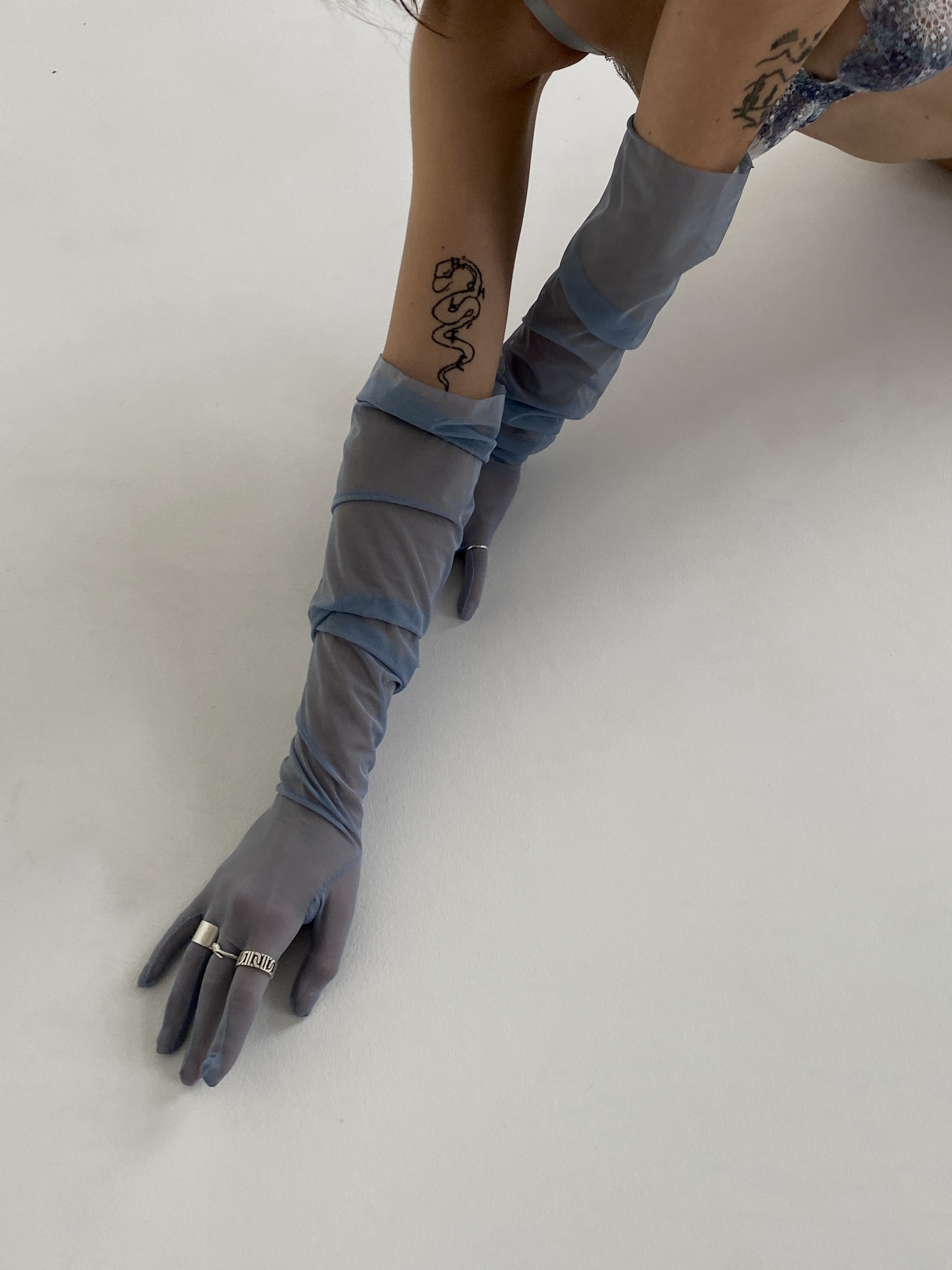 перчатки из сетки в голубом цвете