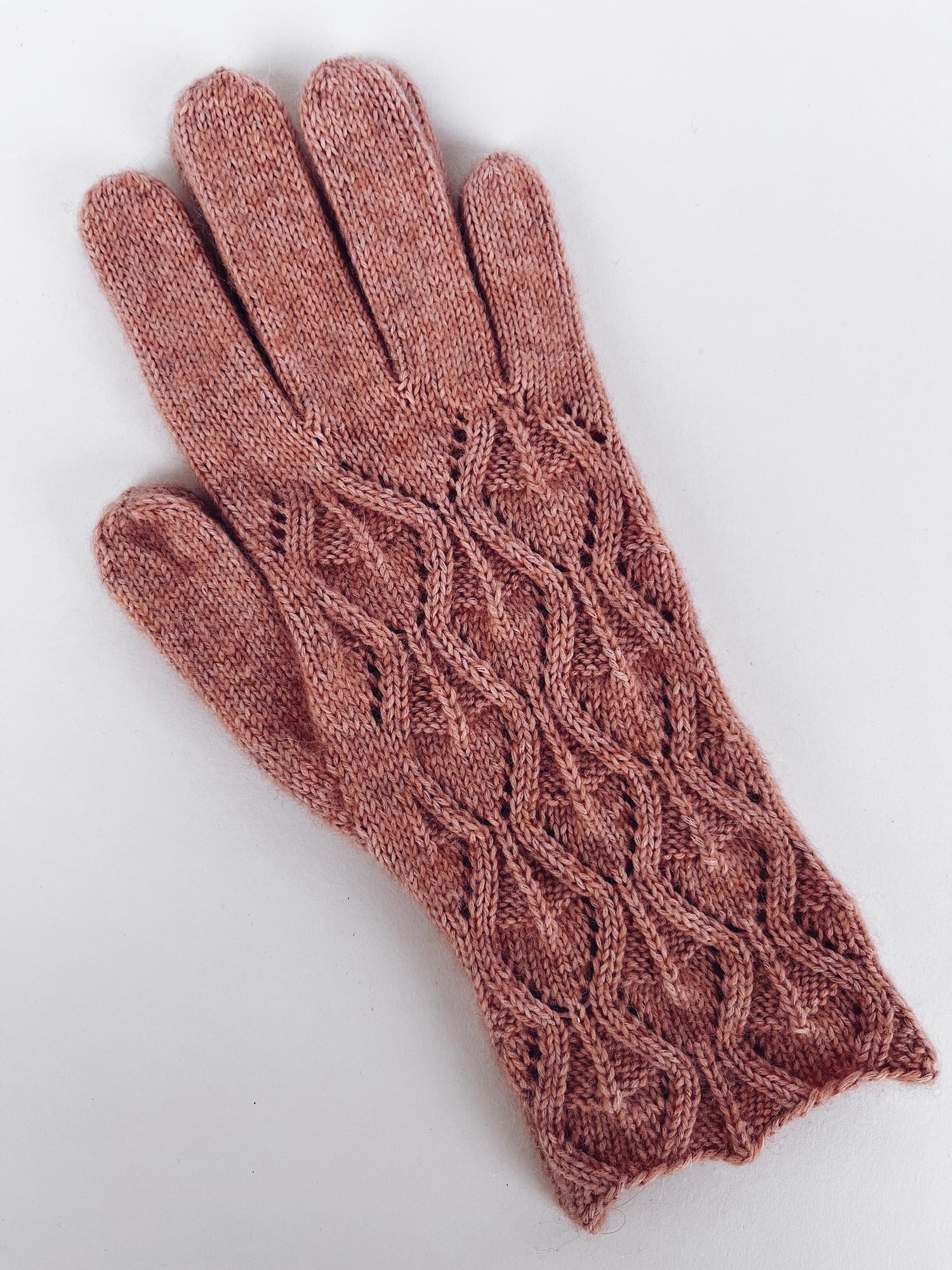 Вязаные перчатки ажурные