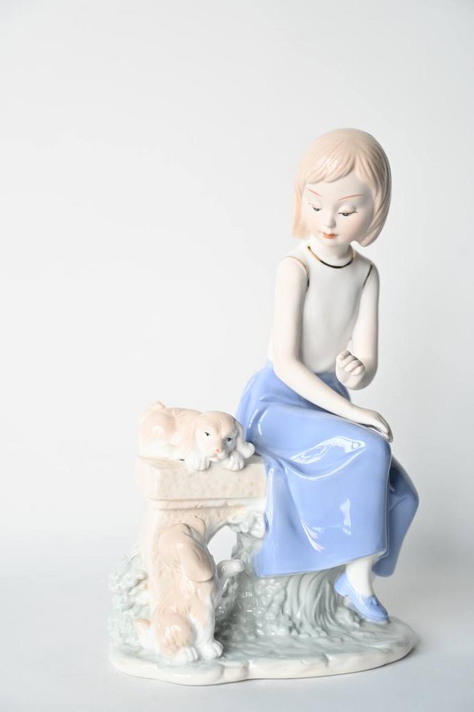 Статуэтка "Девушка и два щенка"
