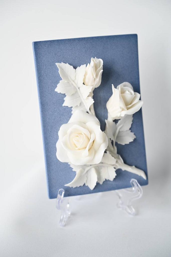 Фарфоровая роза на плакетке