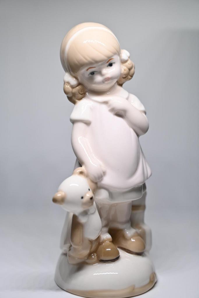 Статуэтка "Девочка с мишкой"