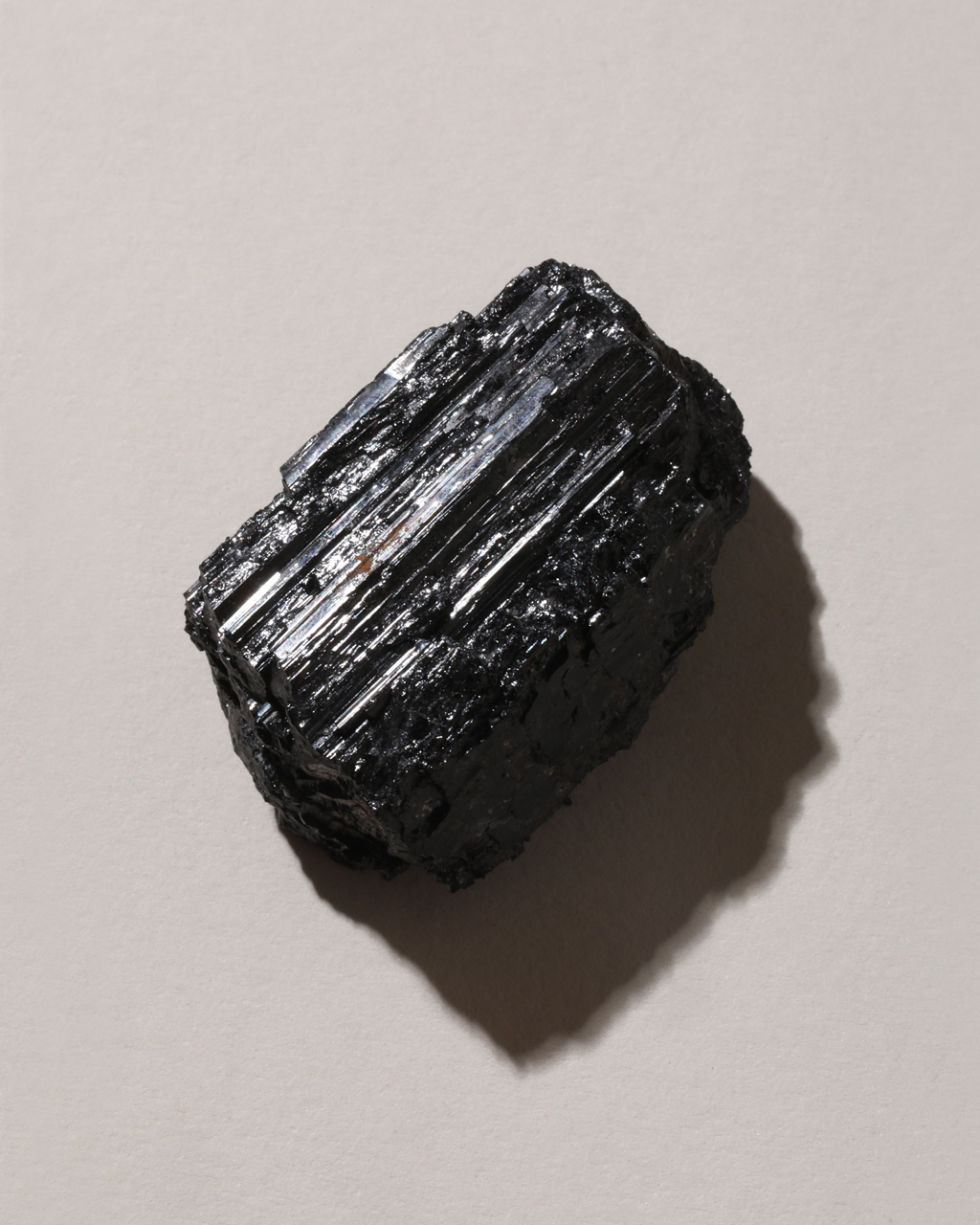 Черный турмалин (шерл)