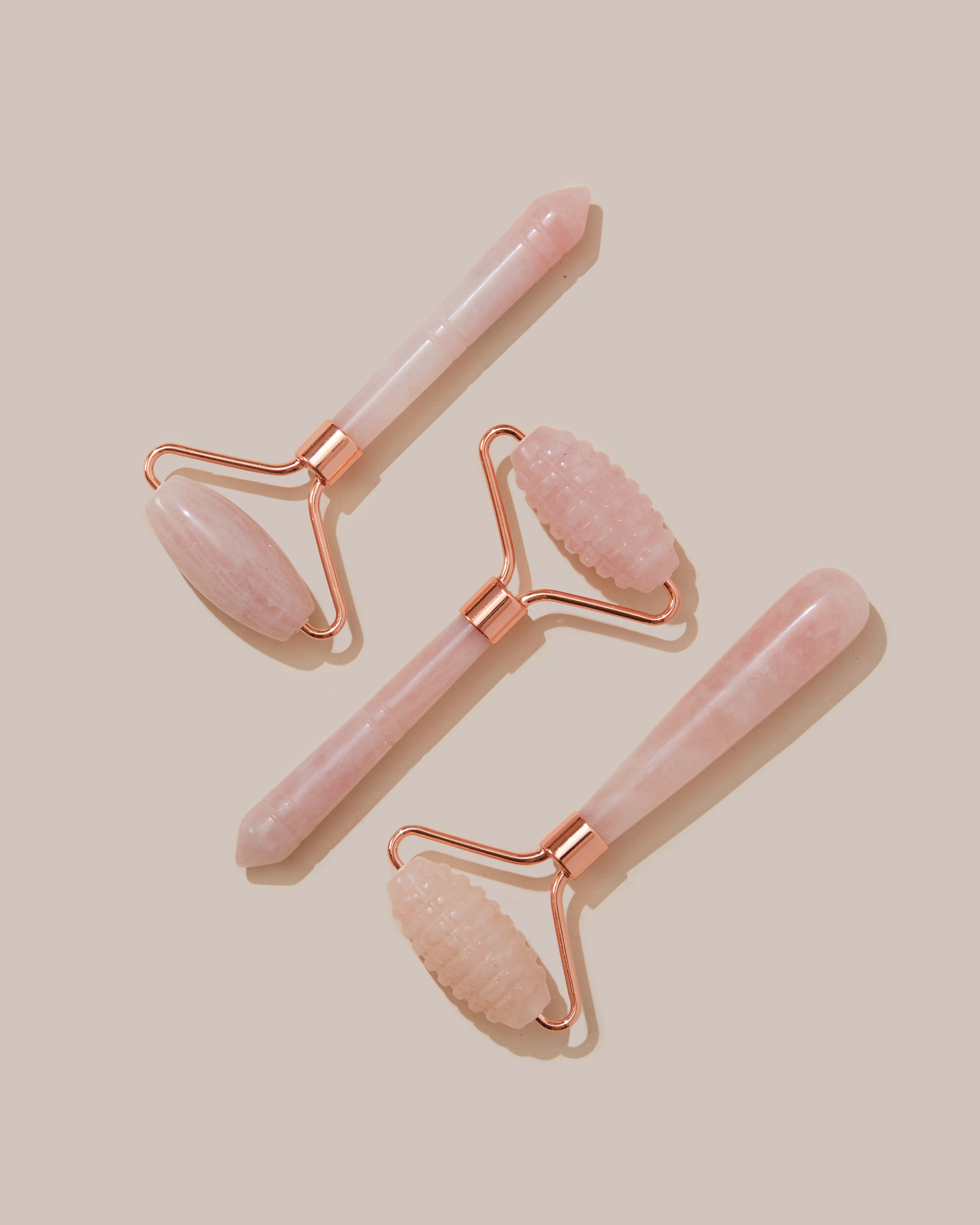 Мини-роллер из розового кварца для массажа лица