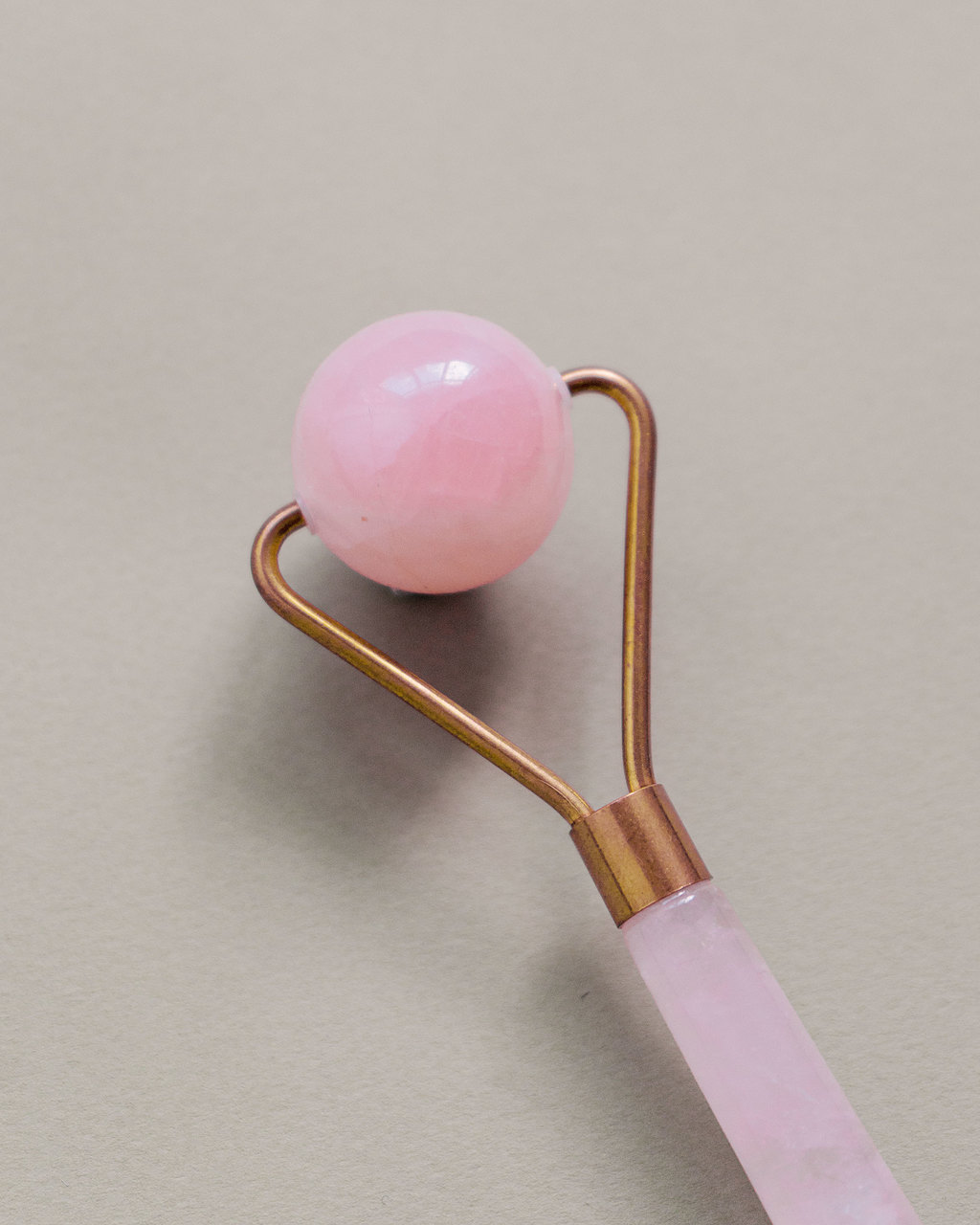 Круглый роллер из розового кварца