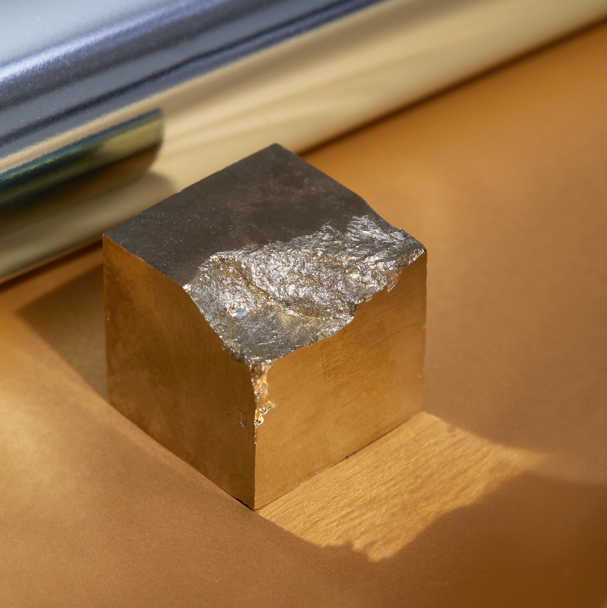 природный куб пирит