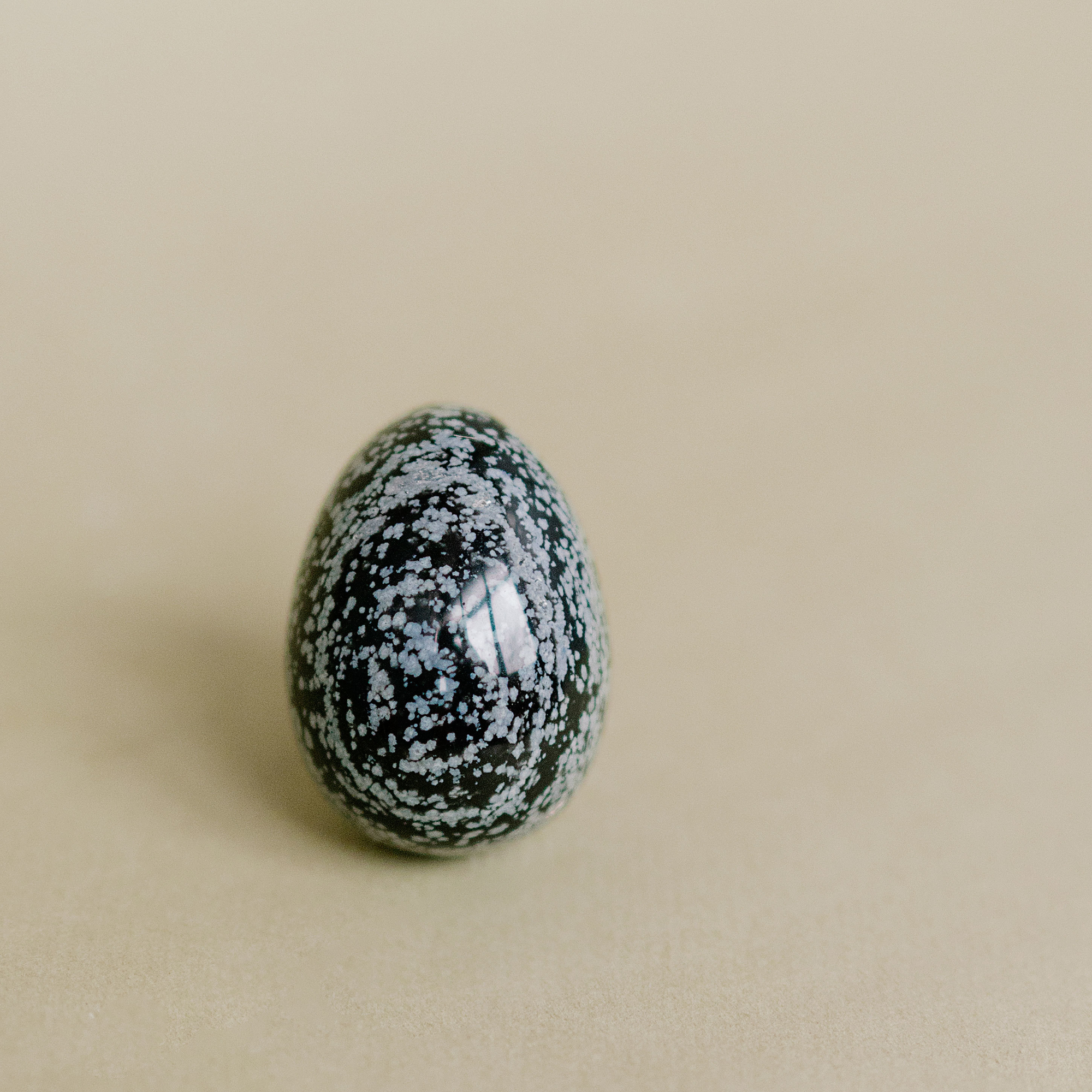 яйцо из натурального снежного обсидиана