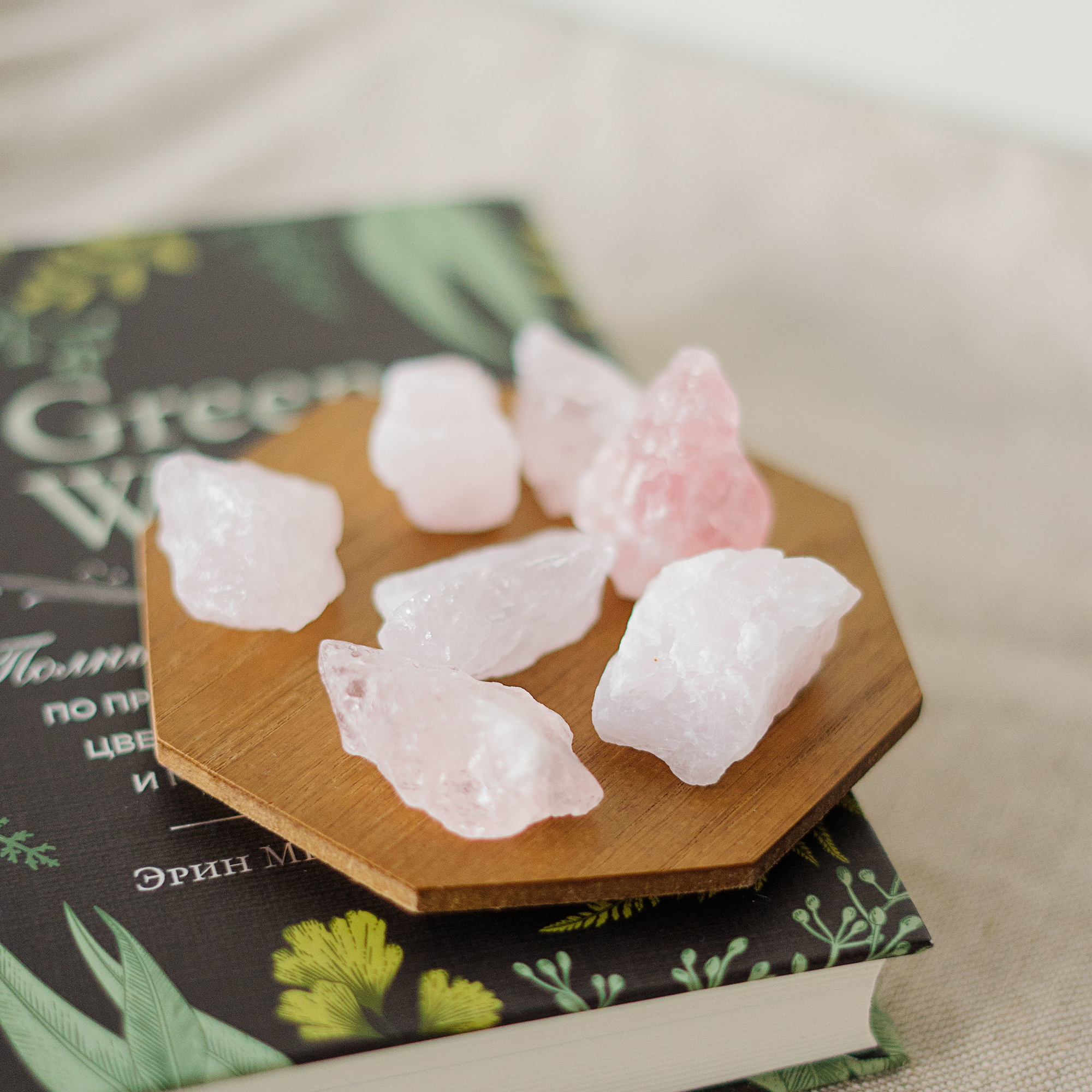 необработанный сырой розовый кварц