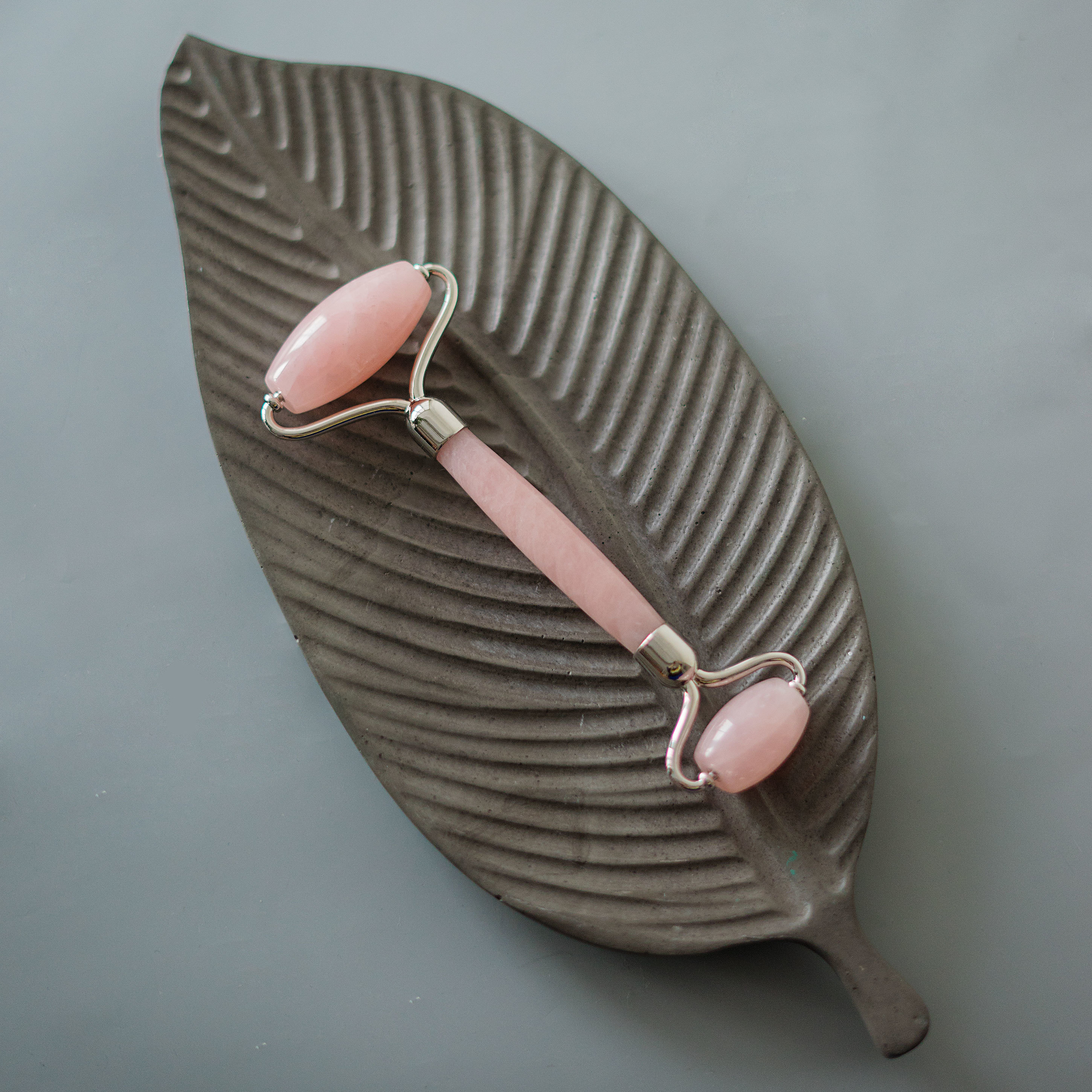 роллер для массажа лица розовый кварц