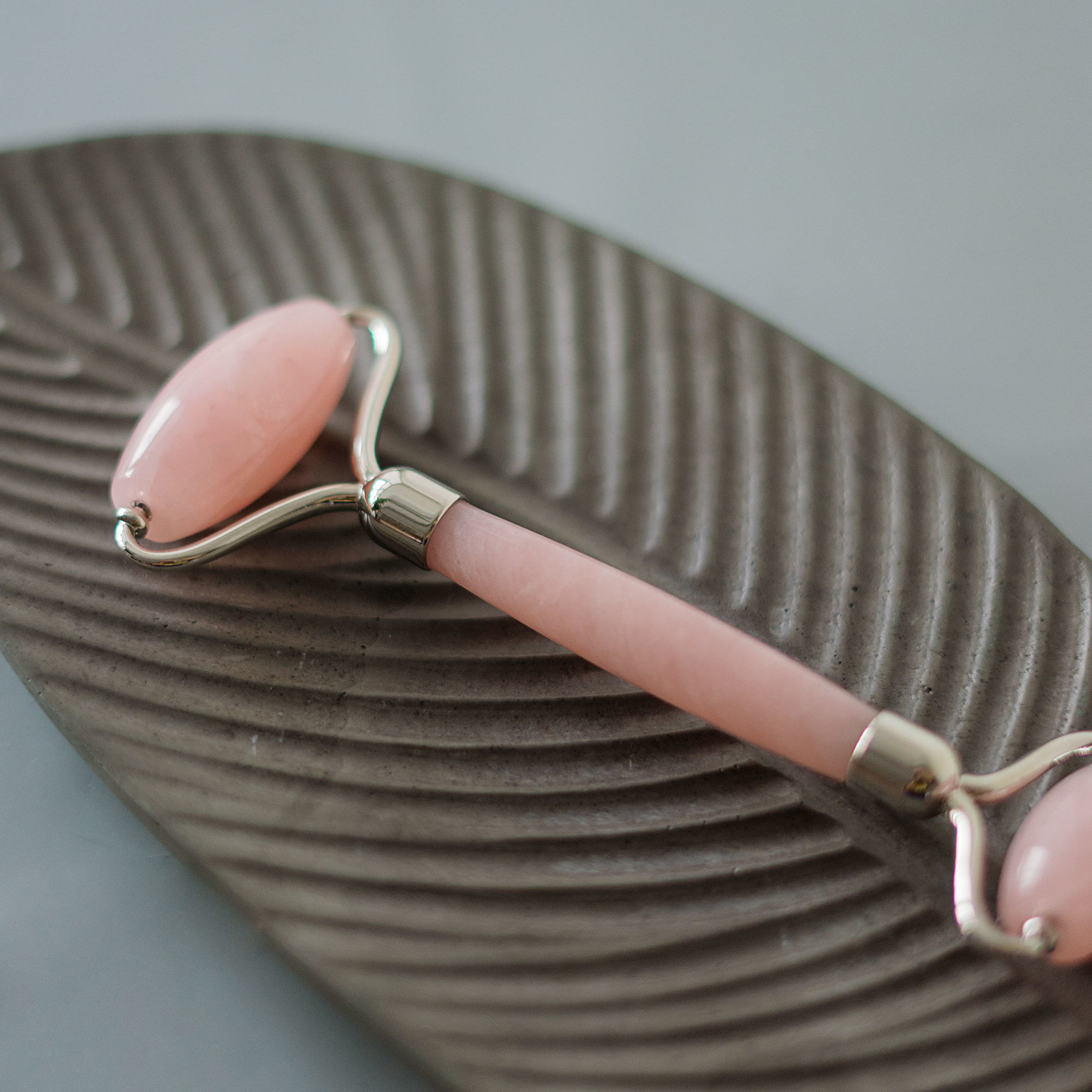 роллер для массажа лица из розового кварца