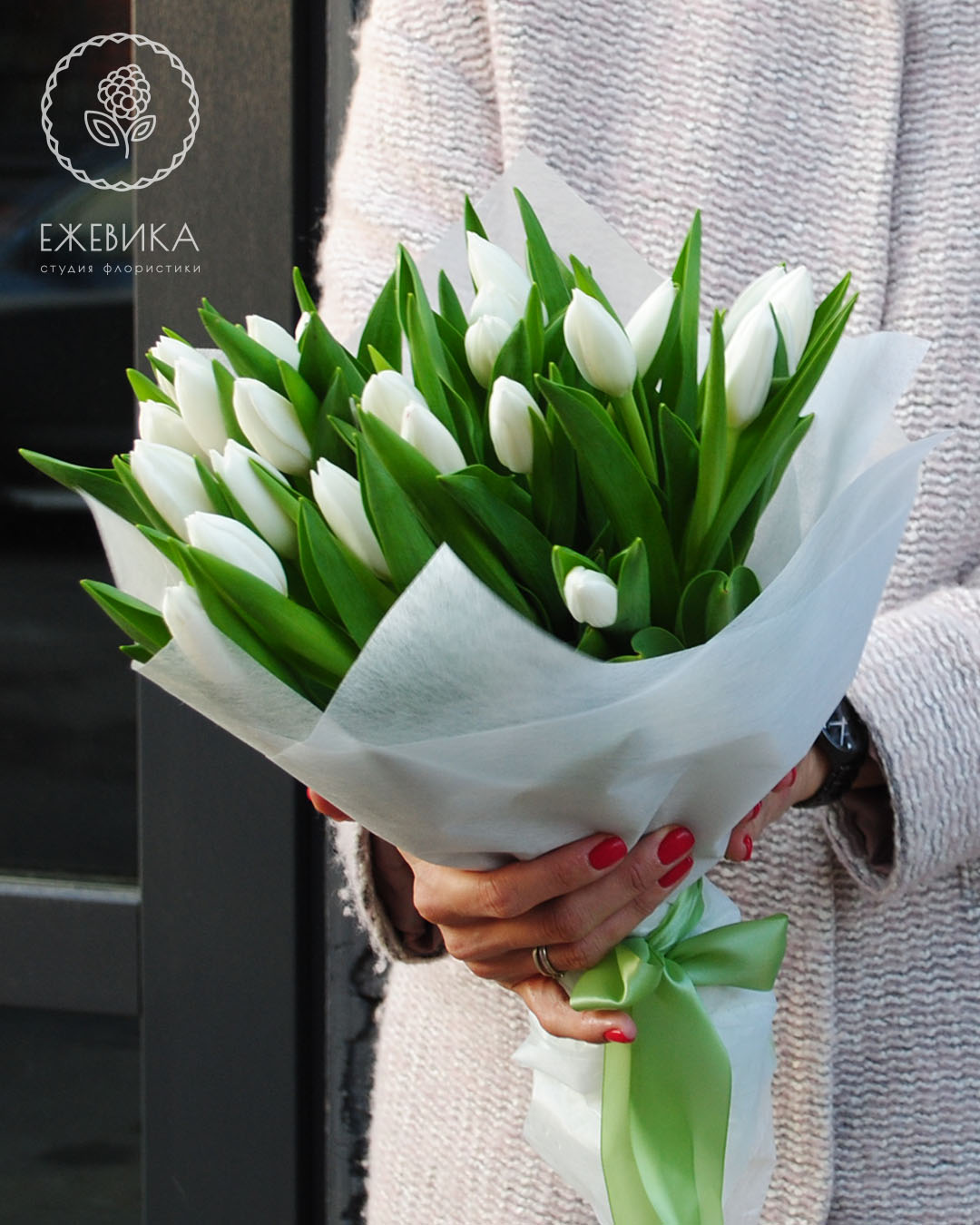 25 белых тюльпанов