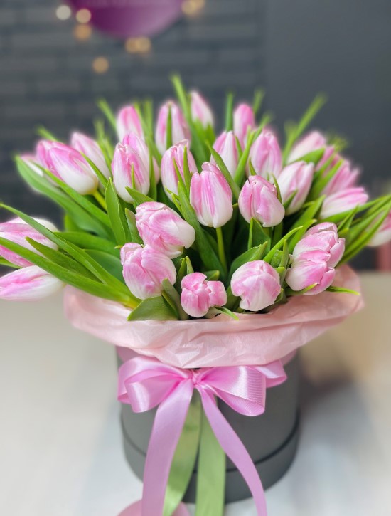51 розовый тюльпан в коробке