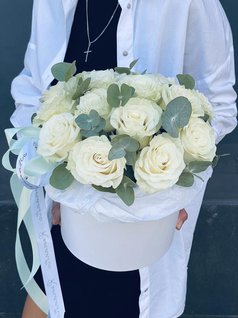 Белые розы в коробке