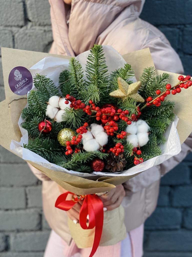 Букет с илексом и хлопком