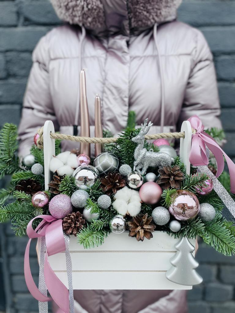 Новогодняя композиция со свечами розовая