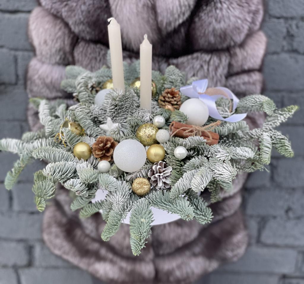 Белая новогодняя композиция на стол со свечами