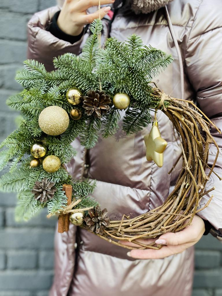 Венок рождественский золотой