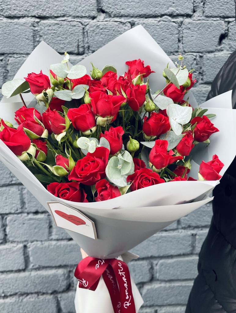 Красная роза кустовая с эвкалиптом