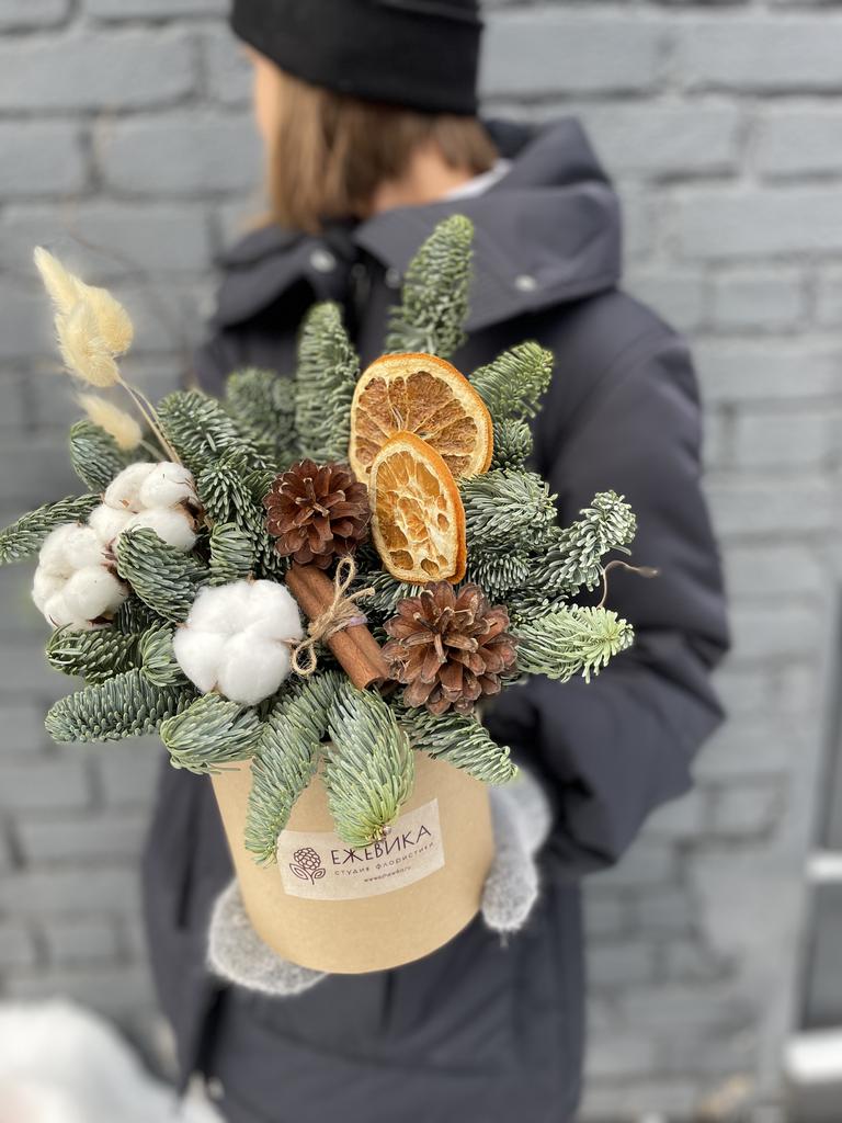 Композиция новогодняя в крафт коробке