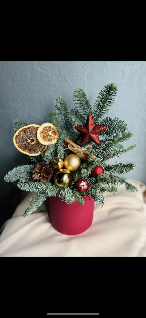 Композиция новогодняя в красной коробке s