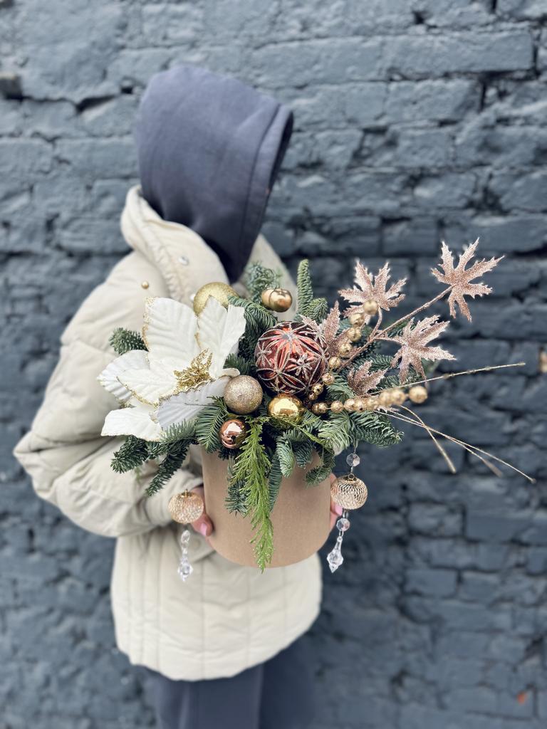 Новогодняя композиция с магнолией