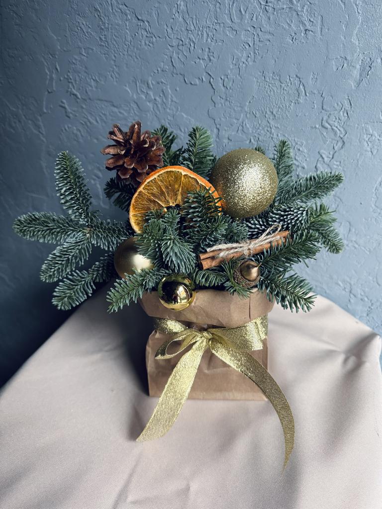 Золотая композиция в крафт-пакете