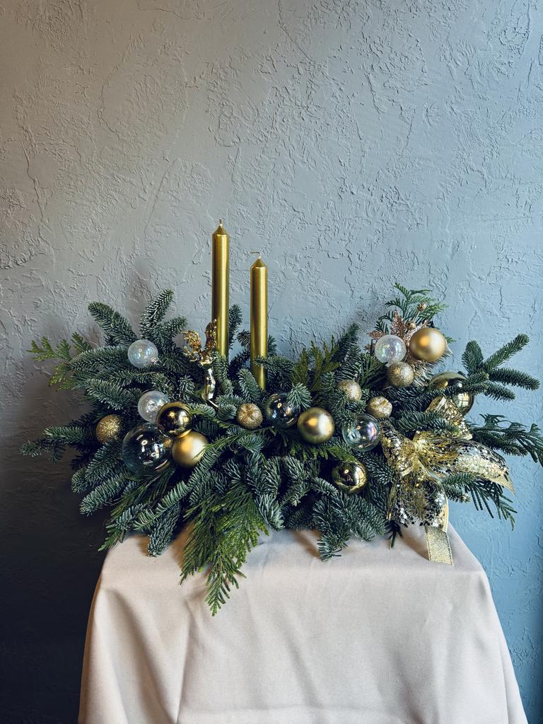 Композиция новогодняя с золотыми свечами