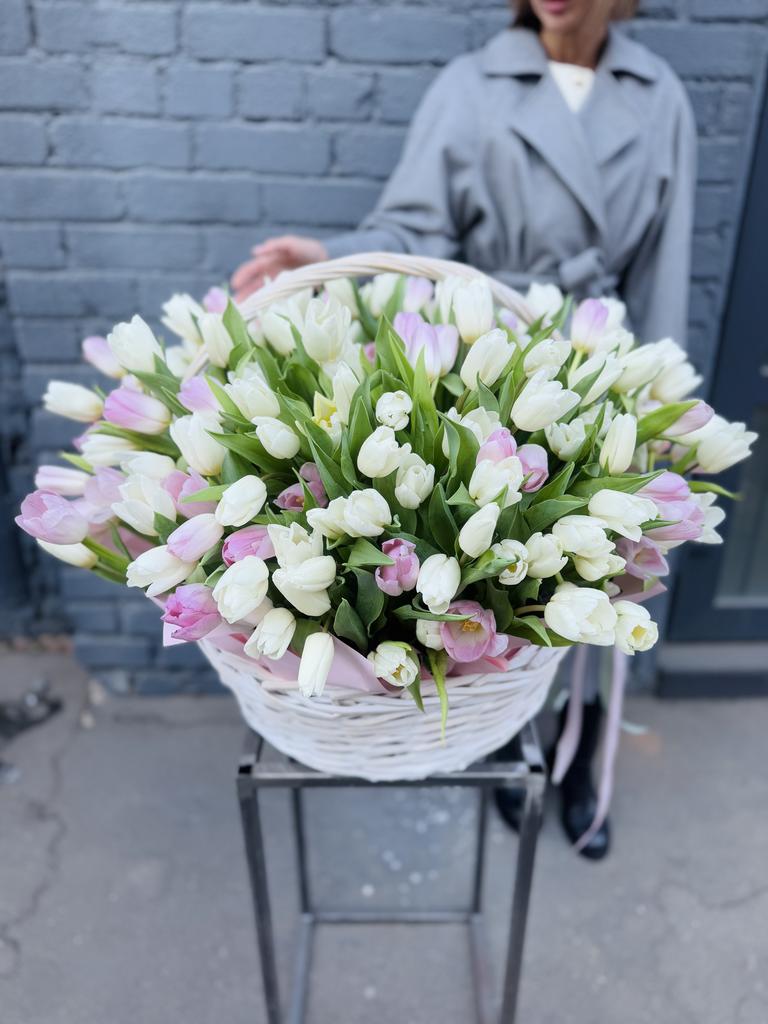 101 тюльпан в корзине